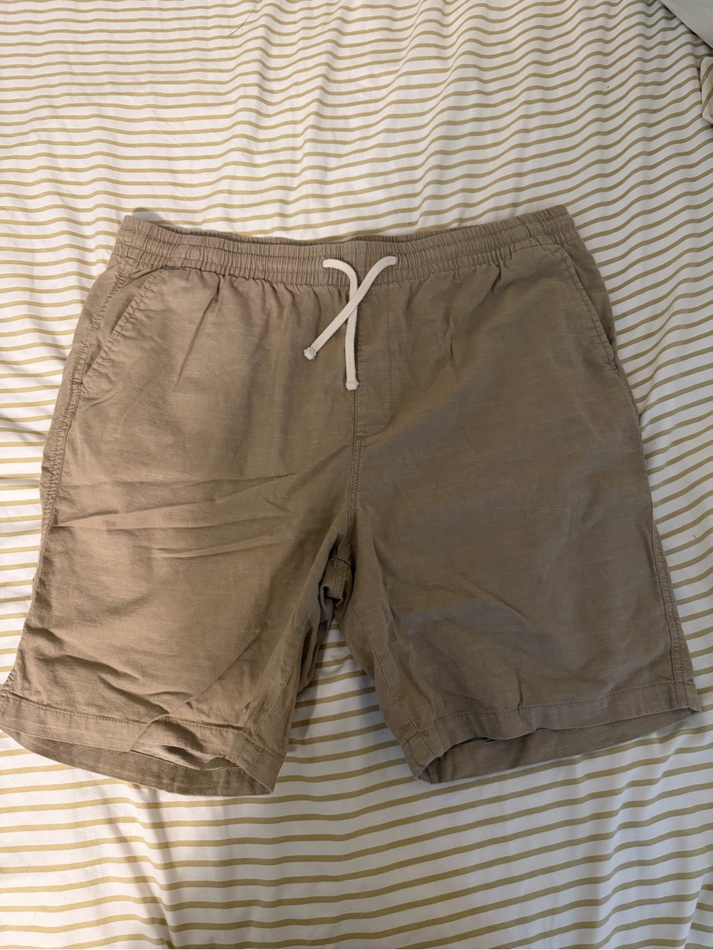 Old Navy Men's Drawstring Linen-Blend Shorts in Taupe
